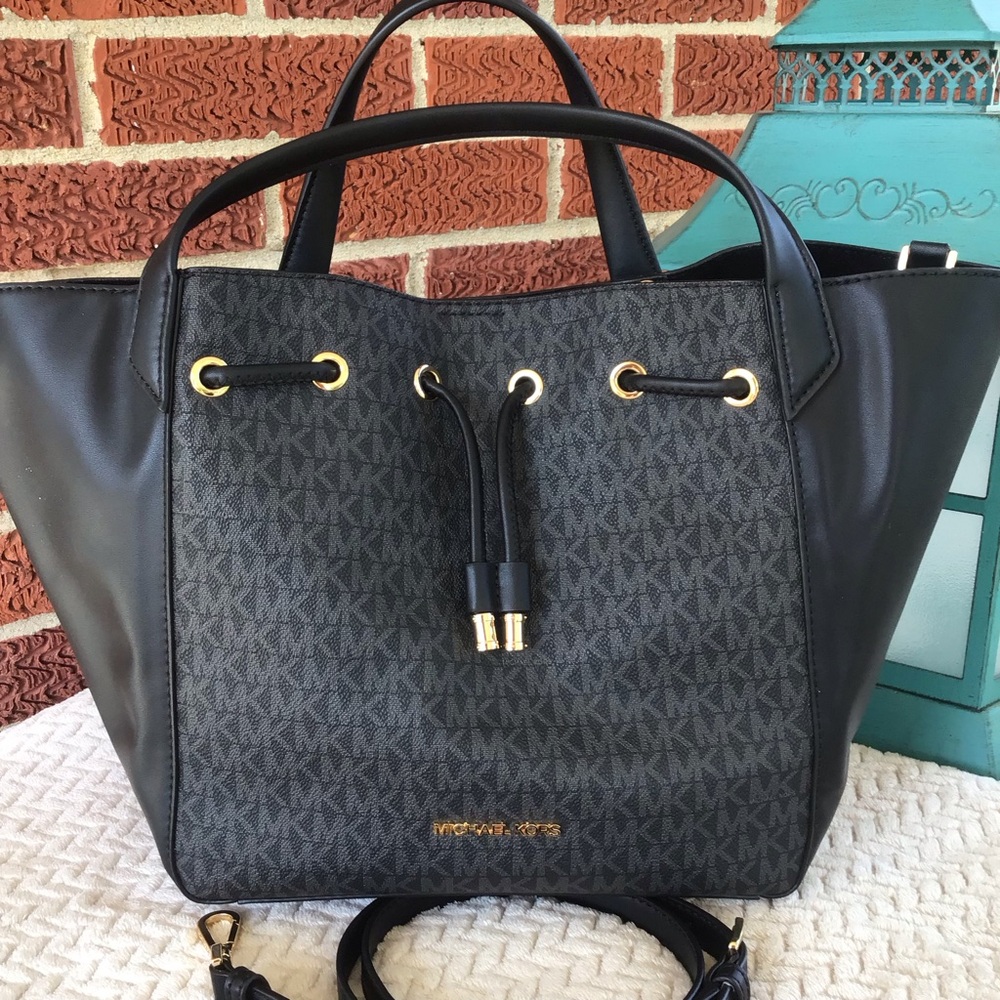 Michael Kors phoebe Lrg logo bucket bag drawstring